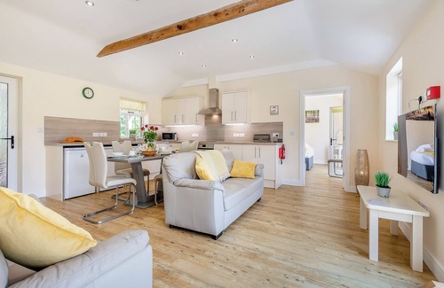 Woolland Cottage | Hollywood is the kind of place where families/friends can unwind.