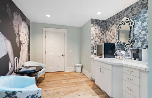 Harbor Springs Apartment | Hollywood Suite - Luxury meet Elegance w/King Bed