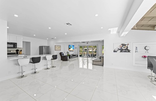 North Central Hollywood House | Hollywood Villa on the water - Modern 4 BR w/dock + hot tub