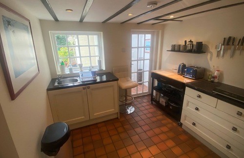 Holt House | Holt, Wrexham nr Chester, welcoming, historical, 3 dbl bedrooms S/C