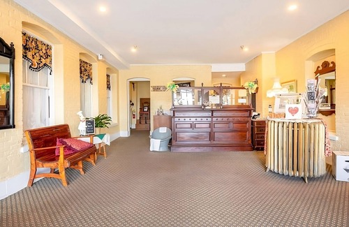 Abbeville House | Home Away from Home! Relaxing Stay with FREE Parking and FREE Breakfast!