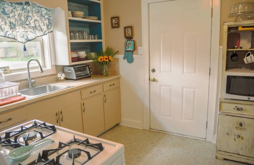 Bay City House | Home Away from Home.relax in our clean, comfy 2 BR, 1 bath house in Bay City