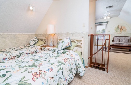 Wetmore House | Home Away from Home(Sleeps 6) No city Tax