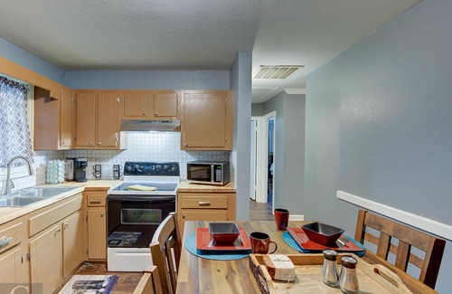 Highland Historic District House | Home away from home in quiet area close to everything.