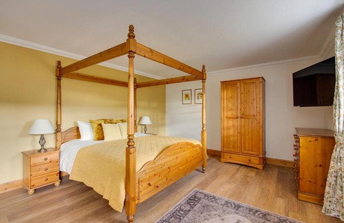 Forfar Bed & Breakfast | Home Farm B&B - Sunflower Room