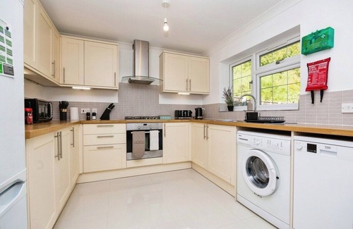 Guildford House | Home in Guildford 4 bed room