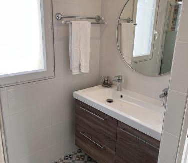 Villejuif Villa | Home in Paris! sun, free parking, garden!