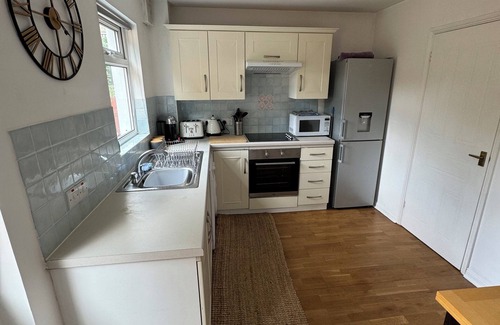 London Borough of Hounslow House | Home in Twickenham with private parking