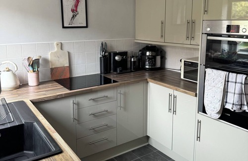 Pontefract House | Home-like 2-bedroom house with EV Charger & WiFi in Pontefract