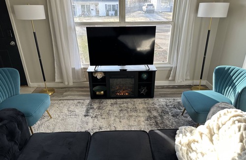 Hazelwood House | Home near Airport and Highway!