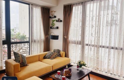 Van Mieu Apartment | Home suites -Natural light -Projector -Spacious - 2BR incenter