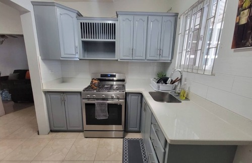 Harbour View House | Home Sweet Home. 7 minutes from Kingston Airport, 20 mins to Bob Marley Museum!