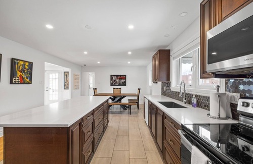 Westboro House | Home w hot tub/4 beds/4 car parking/1845 sq. ft.