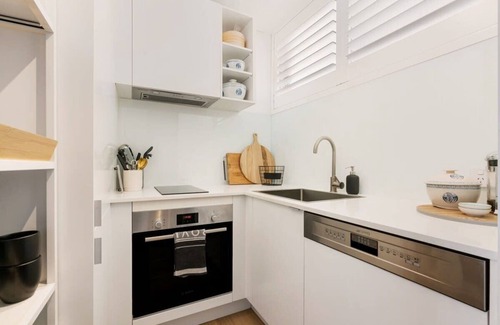 Elizabeth Bay Apartment | Home with a View + Pool and Roof Terrace Garden