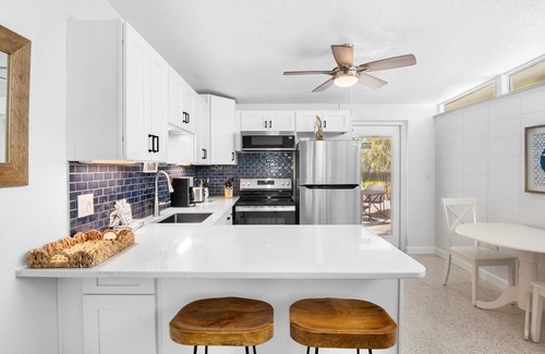 Holmes Beach Cottage | Home with Private Backyard and Heated Pool - Gulf Breeze Villa B