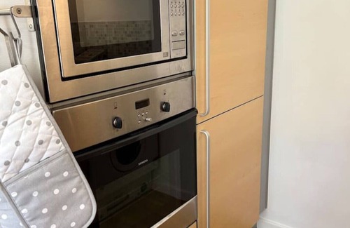 Surrey Docks Apartment | Homely apartment & Thames view