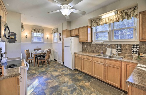 East Point House | 'Homeplace' w/Yard - 10 Mi to Jenny Wiley!