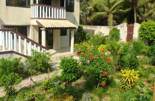 Grand Popo Apartment | Homerez - 10 m away from the beach! Appartement for 2 ppl. with shared pool