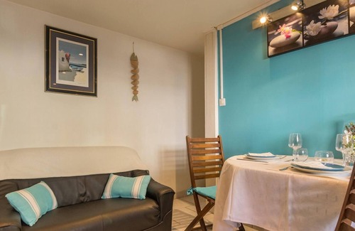 Bernieres-sur-Mer House | Homerez - 300m from the beach! House for 2 pers. in Bernieres-sur-Mer