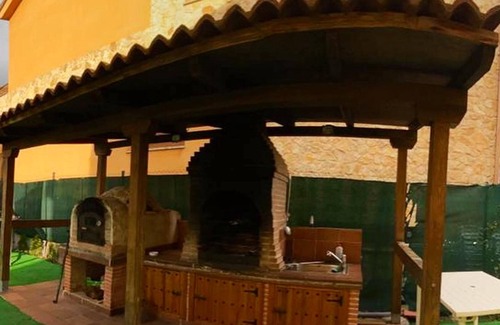 Palazuelos de Eresma Villa | Homerez - Big villa for 14 ppl. with swimming-pool, jacuzzi, garden and terrace