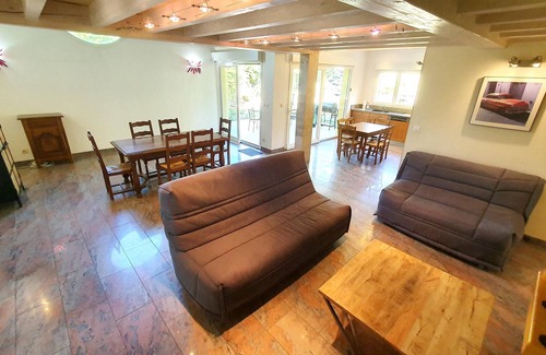Devant-les-Ponts House | Homerez - Big house for 11 ppl. with jacuzzi, spa, garden and terrace at Metz