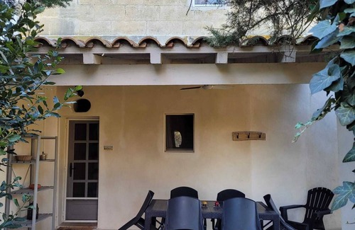 Albaron Apartment | Homerez - Bright Apartment in Arles with Shared Pool