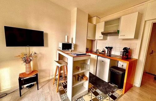 Barriere Saint Marc Apartment | Homerez - Cozy Apartment in Orléans 28 m² with Balcony