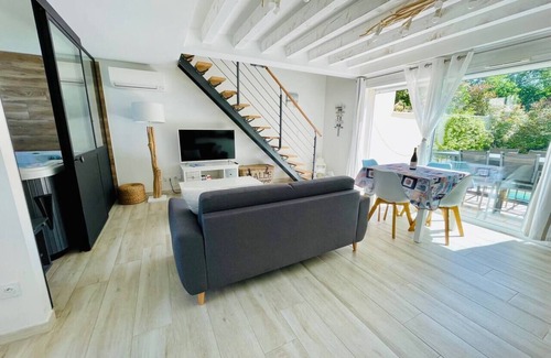 Uchaux House | Homerez - House for 6 ppl. with swimming-pool, jacuzzi and terrace at Uchaux