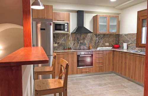 Cretas House | Homerez - House in Cretas with View