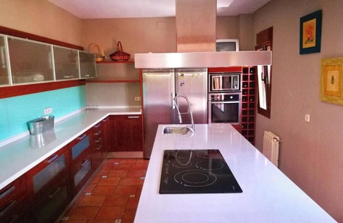 Arcas del Villar Villa | Homerez - Luxurious Villa in Arcas, Private Pool