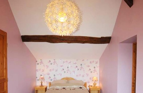 Vindecy House | Homerez - Nice house for 5 ppl. with shared pool and garden at Avrilly