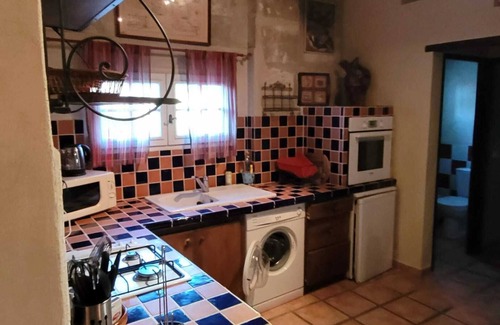 Albaron Apartment | Homerez - Spacious Apartment in Arles with Shared Pool and Garden