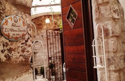 Francolise House | Homerez - Spacious house with sea view and garden