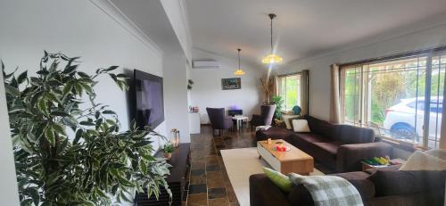 Oxenford House | Homestay on the Hill - Close to Theme Parks