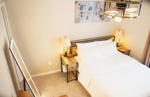 Whittaker House | HomeTel Premium Guest Suite w/Private Entrance