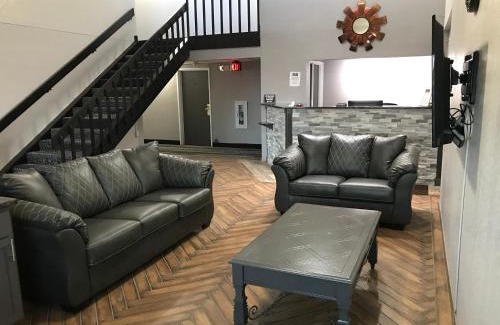 Clearwater Hotel | HomeTown Inn