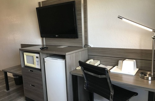 Clearwater Hotel | HomeTown Inn