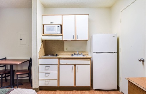 Far North Dallas Hotel | HomeTowne Studios By Red Roof Dallas - North Addison/Tollway