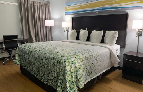 Battle Creek Hotel | HomeTowne Studios by Red Roof Battle Creek