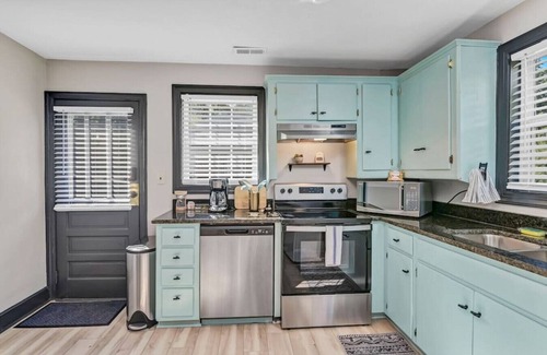 Earlewood House | Homey 2BR in Earlewood
