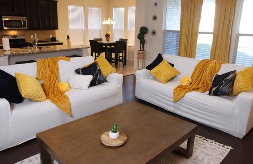 Wylie House | Homify360 | Luxe Lounge - 5BR Home with Media room