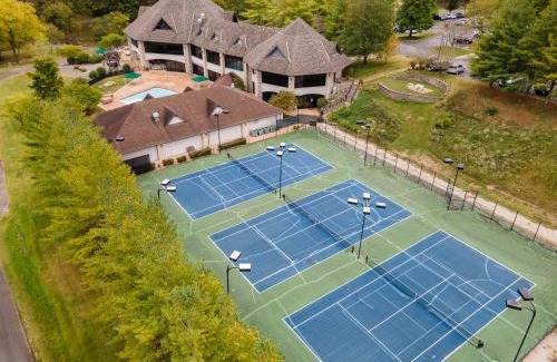Branson West House | Honey Bee Inn with Communal Amenities & More