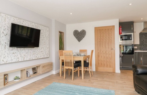 Axminster Cottage | HONEY BEE RETREAT, pet friendly, with a garden in Tytherleigh