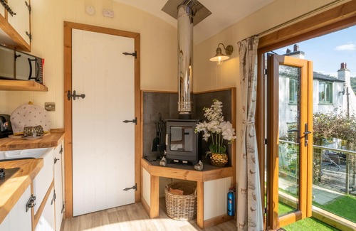 Hawkshead Cabin | Honey Bee Shepherd's Hut - Wood-fired Hot Tub