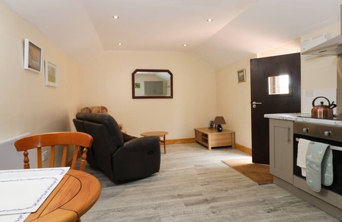 Winestead Cottage | HONEYBEE COTTAGE, pet friendly, with a garden in Withernsea