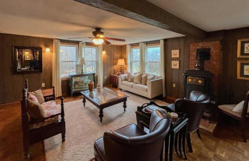 Horse Shoe House | Honeybee Hideout