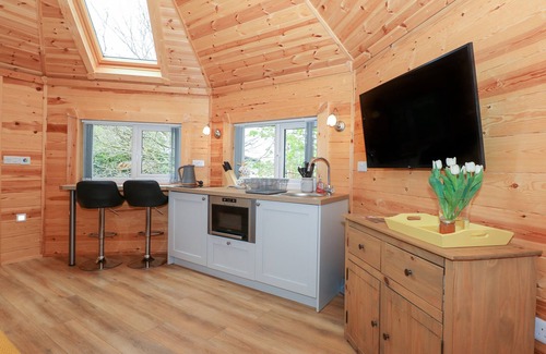 Pentney Cottage | HONEYBEE RETREAT, romantic, with hot tub in Upper Marham