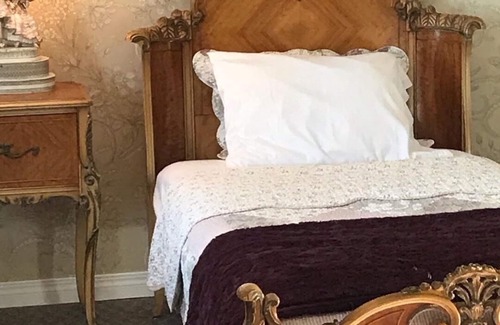 Onanole Bed & Breakfast | Honeycomb Bed & Breakfast