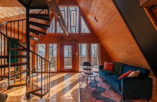 Fairview House | Honeycomb Hideaway by AvantStay Rustic Retreat