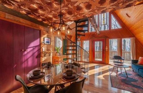 Fairview House | Honeycomb Hideaway by AvantStay Rustic Retreat